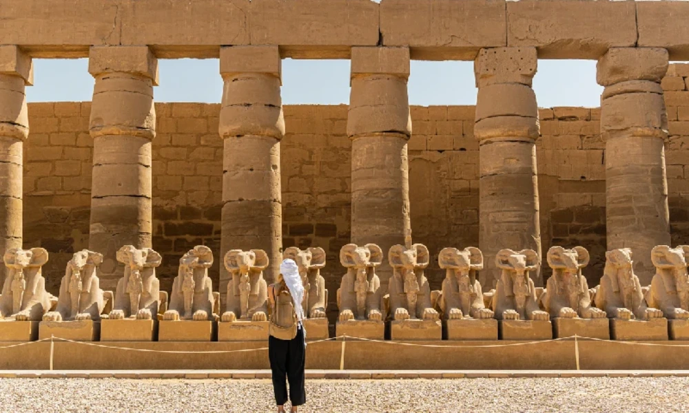 Besucherin vor der Widdersphinx-Allee im Karnak-Tempel in Luxor
