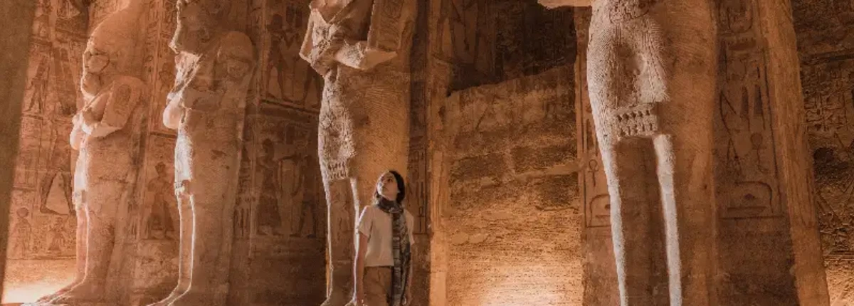 una donna visita abu simbel, cose da vedere in egitto
