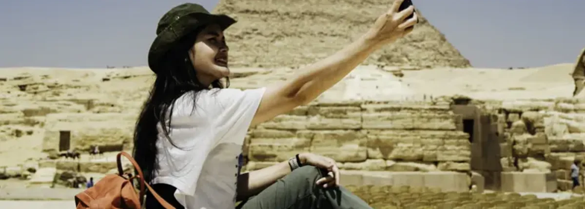 Donna che Scatta un Selfie, egitto ad aprile