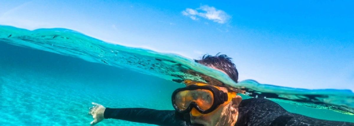 Uomo che Fa Snorkeling nel Mar Rosso, meglio sharm o hurghada