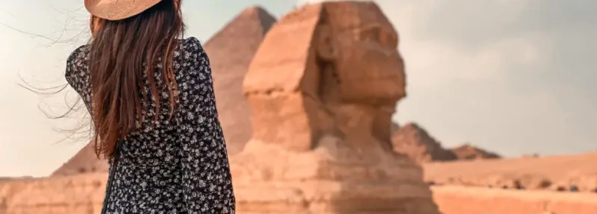 Una donna davanti a Sfinge, temperature egitto dicembre