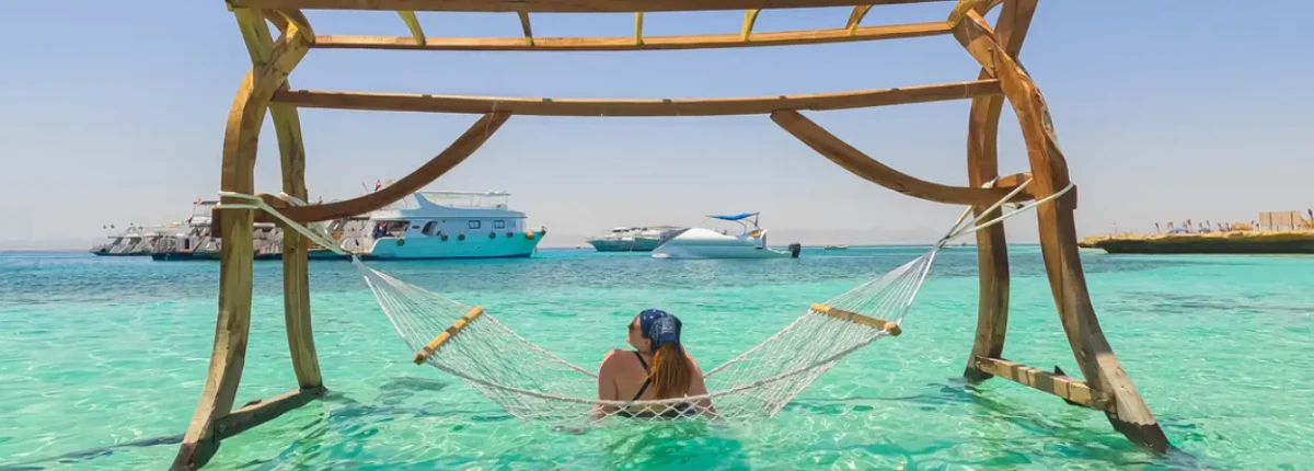 Una Donna nel Mare in Egitto, si può fare il bagno in egitto a dicembre