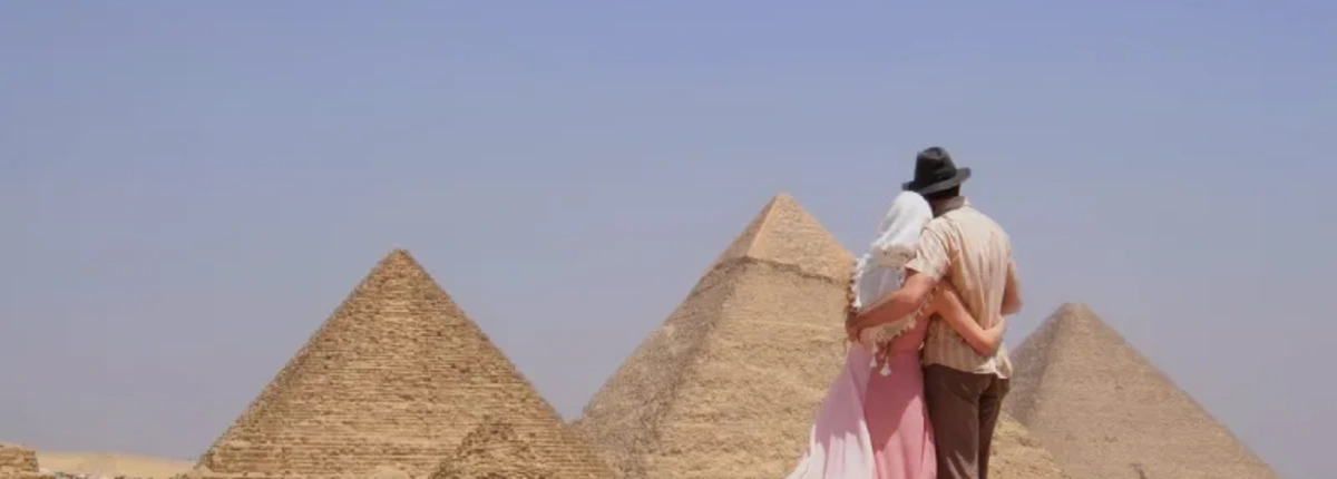 Una Coppia davanti alle Piramidi, san valentino in egitto