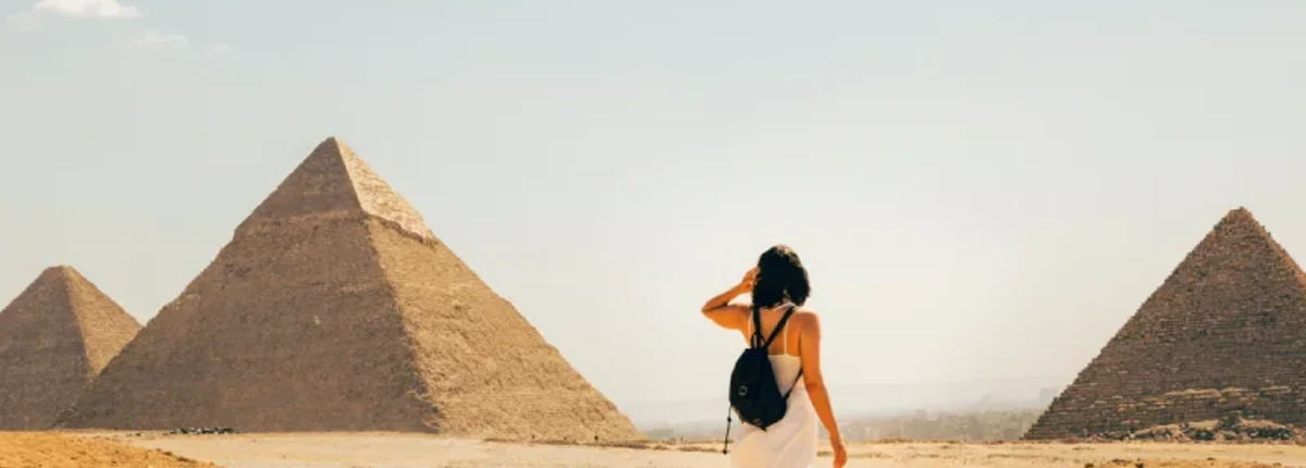 Una Ragazza alle Piramidi di Giza