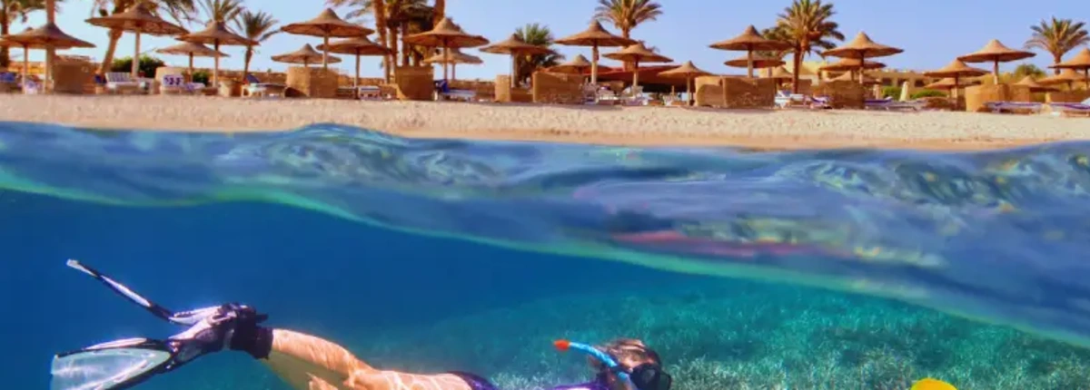 Donna fa Snorkelling sul nel Mar Rosso