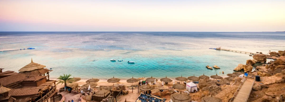 Spiaggia con ombrelloni di paglia sul Mar Rosso a Sharm El Sheikh
