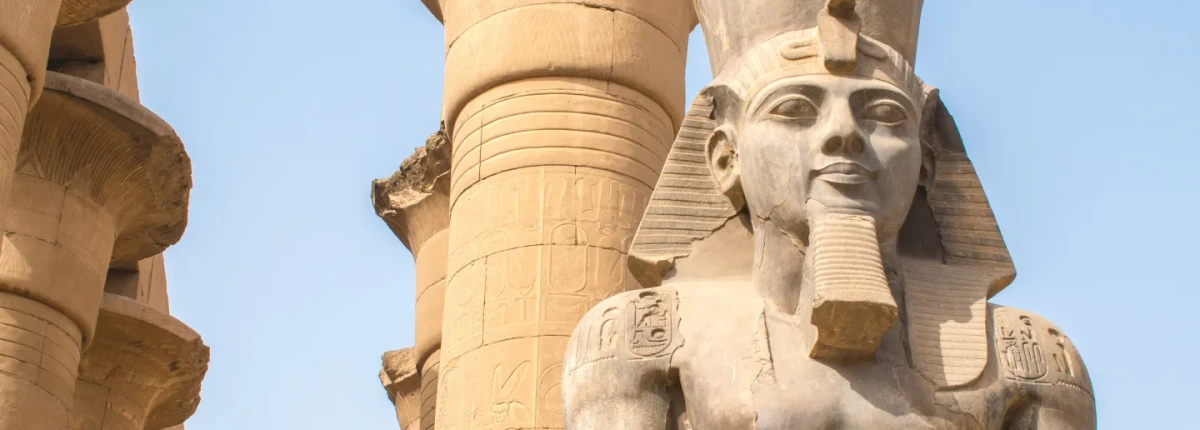Statua di Ramses II e colonne papiriformi del Tempio di Luxor