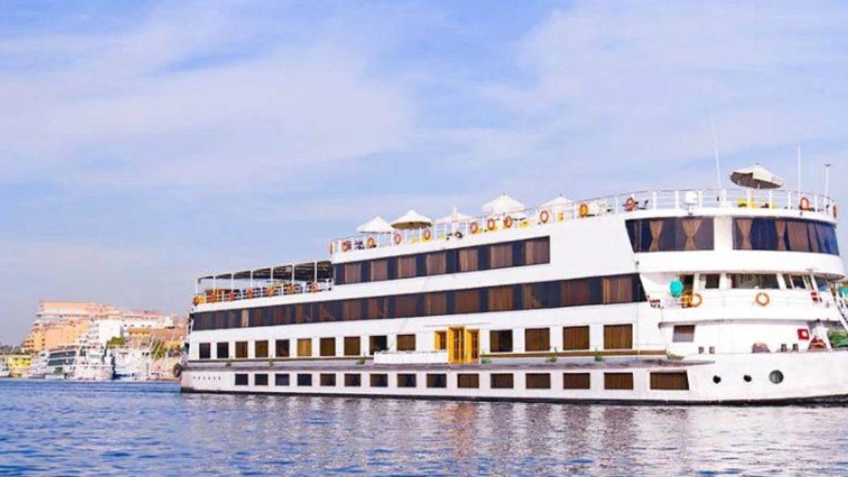 Luxuriöses Nilkreuzfahrtschiff bei Sonnenuntergang auf dem Nil in Ägypten