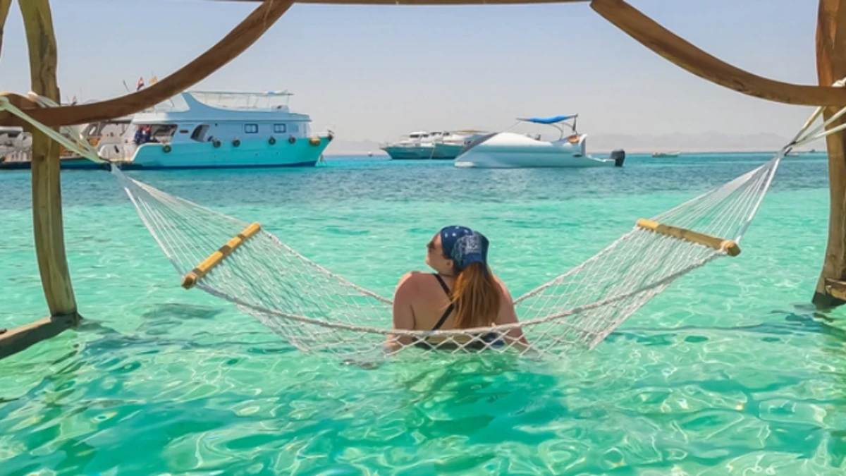 Junge Frau liegt in einer Hängematte auf der paradiesischen Insel in Ägypten