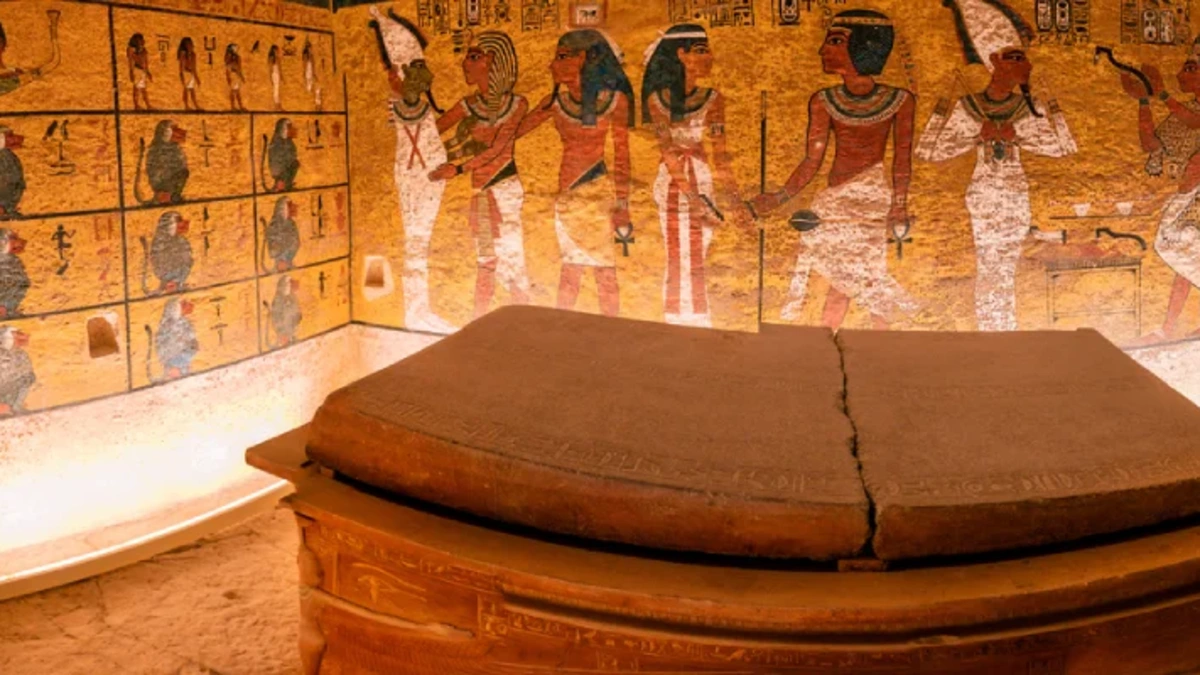 Panoramainnenansicht des Tutanchamun-Grabes mit Sarkophag und bemalten Wänden im Tal der Könige, Luxor, Ägypten