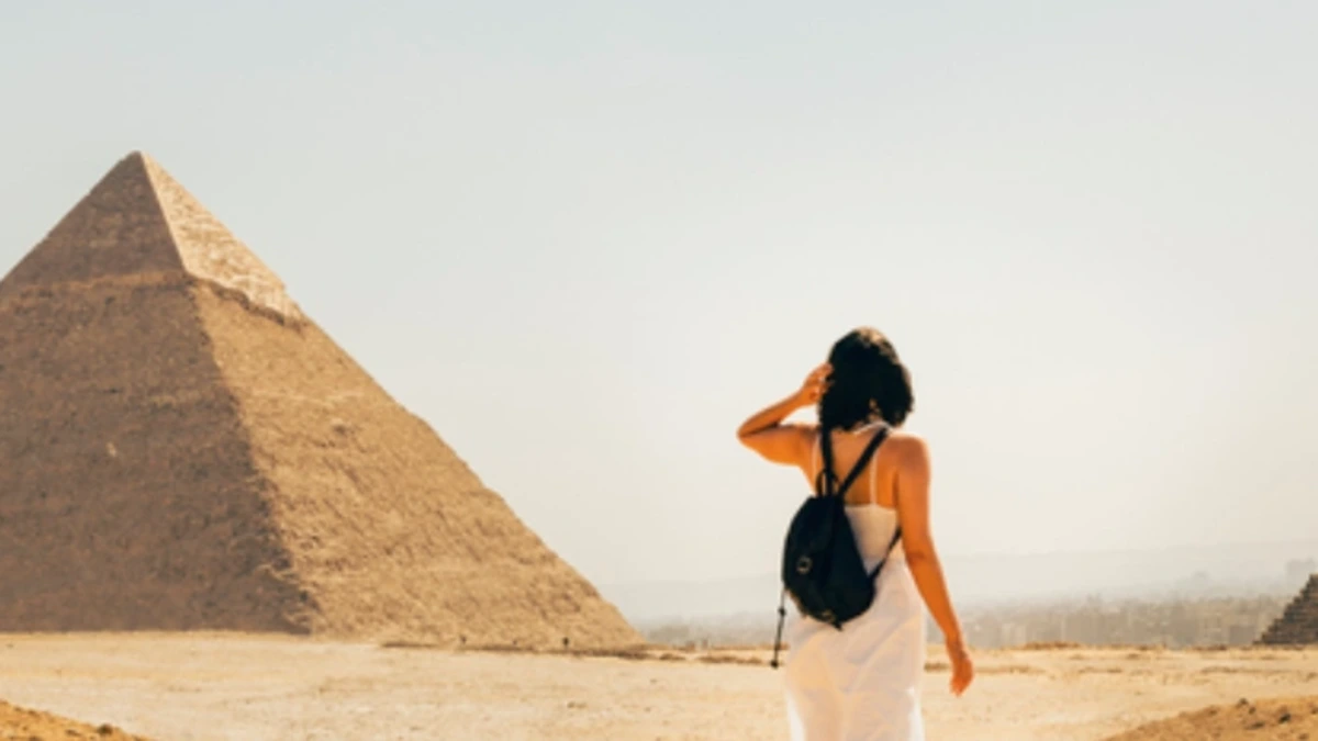 Pyramiden von Gizeh mit Touristin