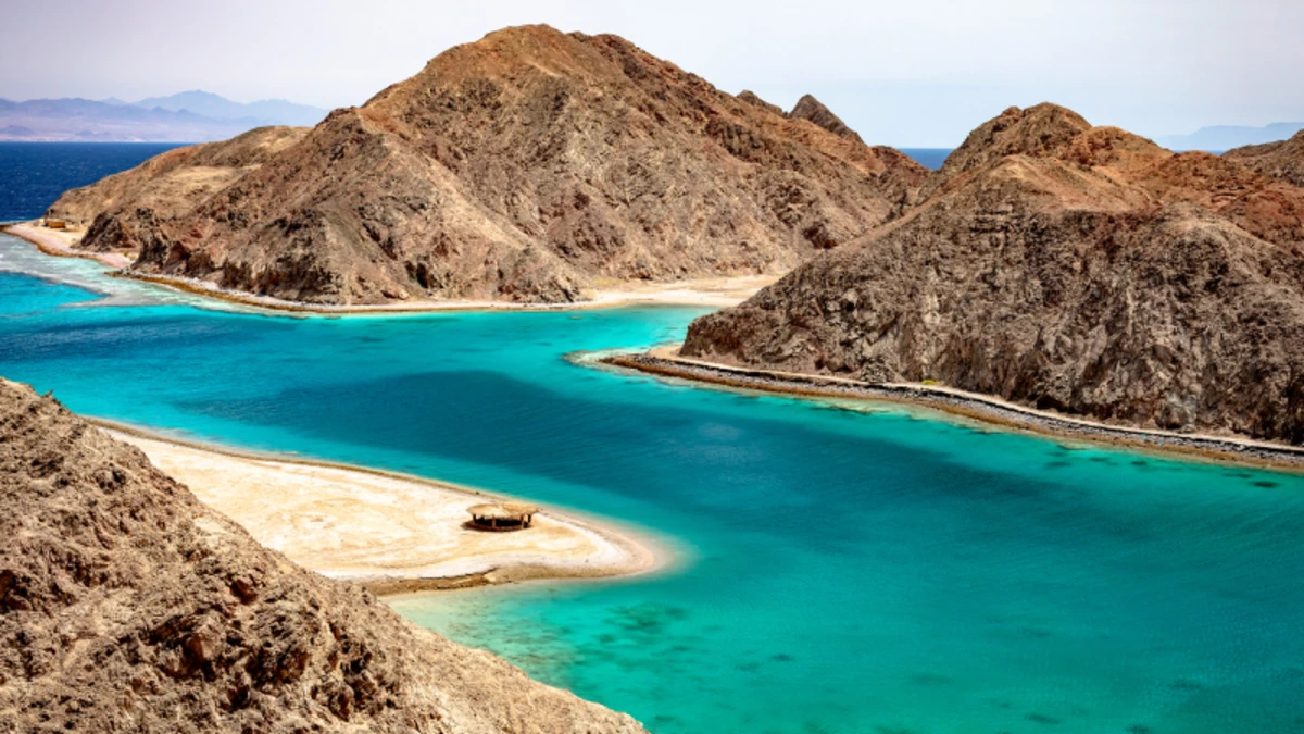 Wunderschöner Panoramablick auf die Fjordbucht Taba im Golf von Akaba, Ägypten