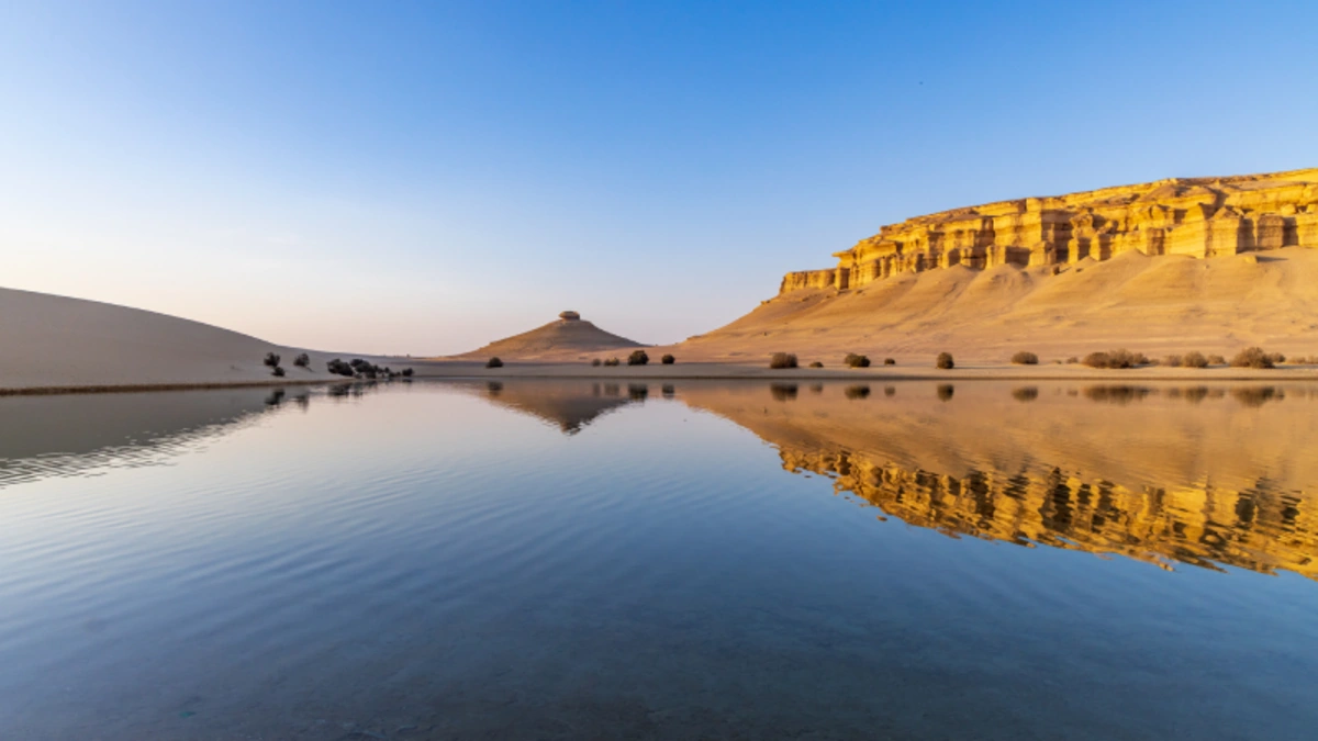 Qarun-See, Faiyum-Oase, Ägypten. Reflexionen im Qarun-See in der Wüste der Faiyum-Oase.