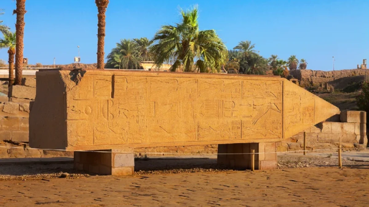 Der unvollendete Obelisk im antiken Steinbruch von Assuan, Ägypten.