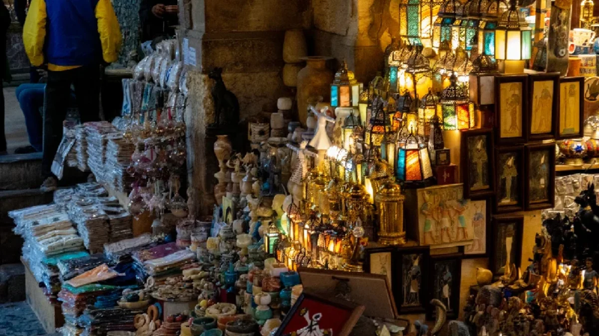 Traditioneller Lakritzsaftverkäufer mit Kindern in der Al-Muizz-Straße, Kairo