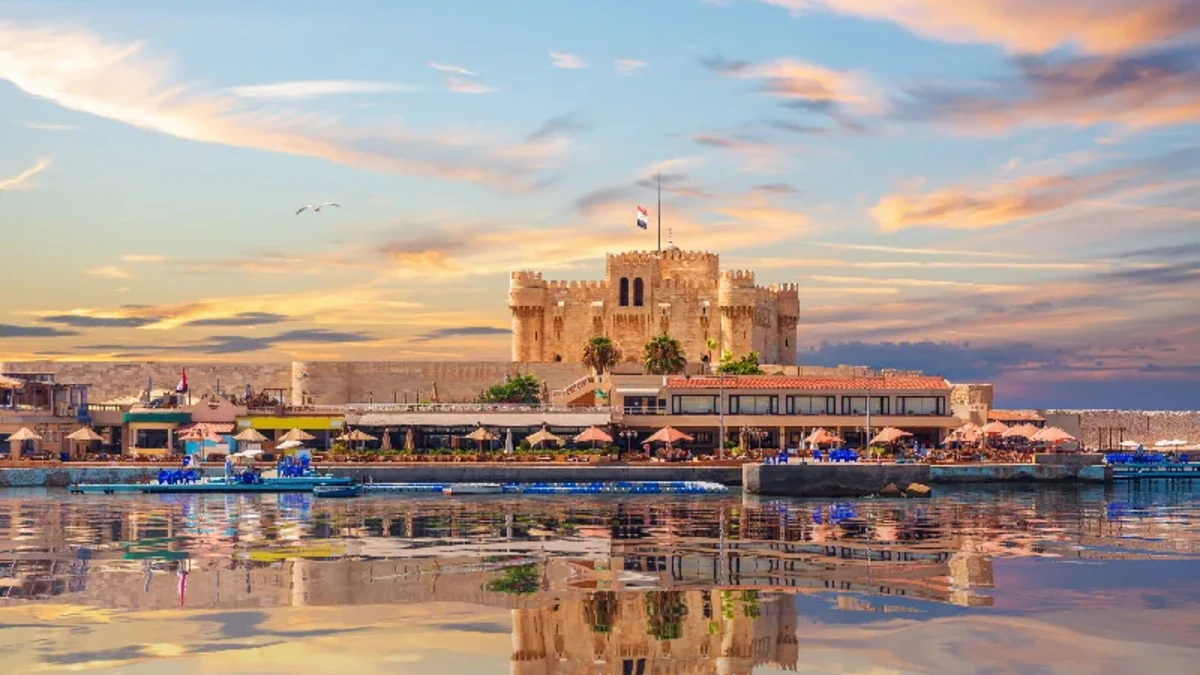 Blick auf die Zitadelle von Qaitbay und die wunderschöne Mittelmeerküste in Alexandria, Ägypten