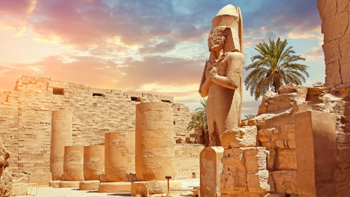 Beeindruckende Statue eines Pharaos im historischen Karnak-Tempel in Luxor, Ägypten.