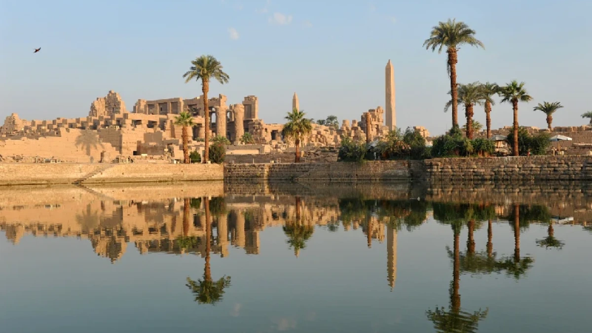 Der Karnak-Tempel in Luxor im warmen Licht der Morgendämmerung.