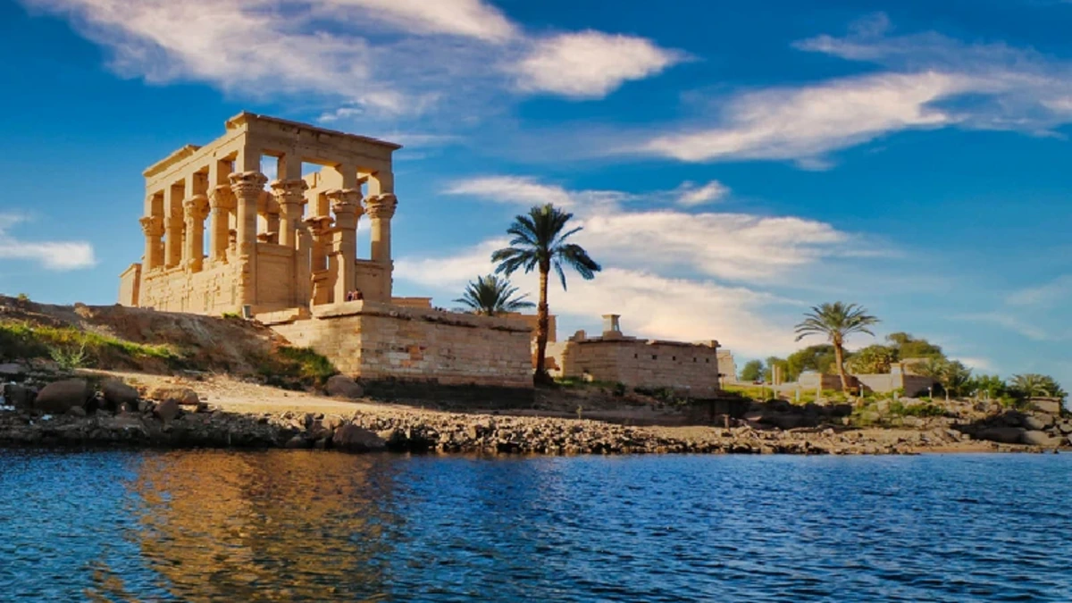 Tempel der Isis auf der Insel Philae im Nassersee bei Assuan, Ägypten.