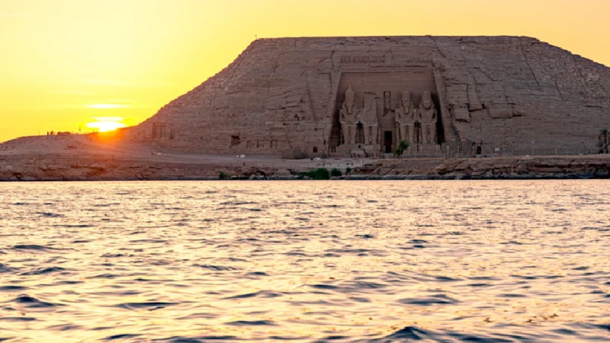 Der Nassersee bei Sonnenuntergang in Abu Simbel, Ägypten.