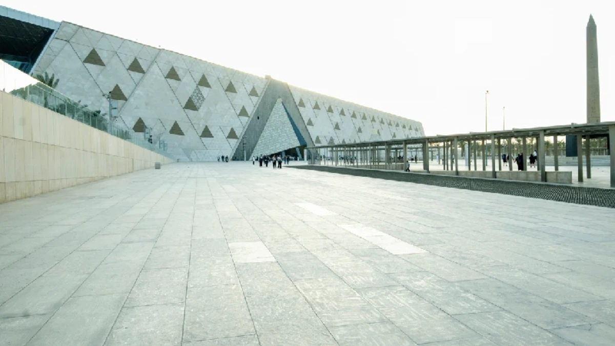 Moderne Architektur des Grand Egyptian Museum mit dem Obelisken von Gizeh in Kairo