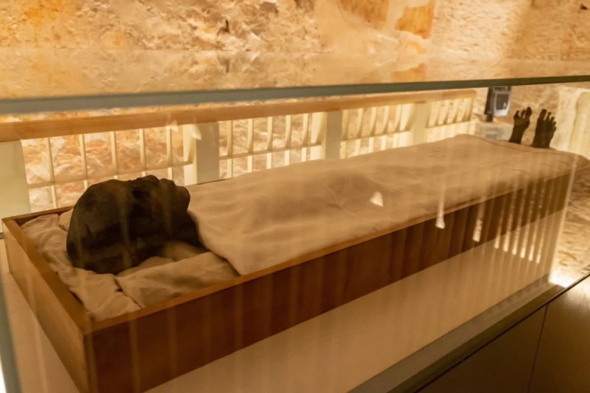 Die Mumie des Tutanchamun in einer klimatisierten Vitrine im Grab KV62