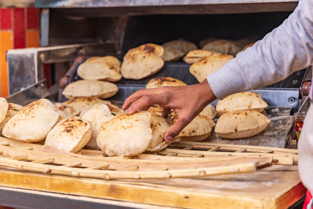 Frisch gebackenes ägyptisches Fladenbrot Aish Baladi