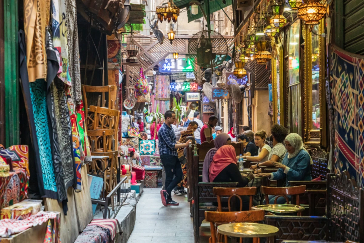 Ägypter beim Teetrinken in einem traditionellen Kaffeehaus in Kairo