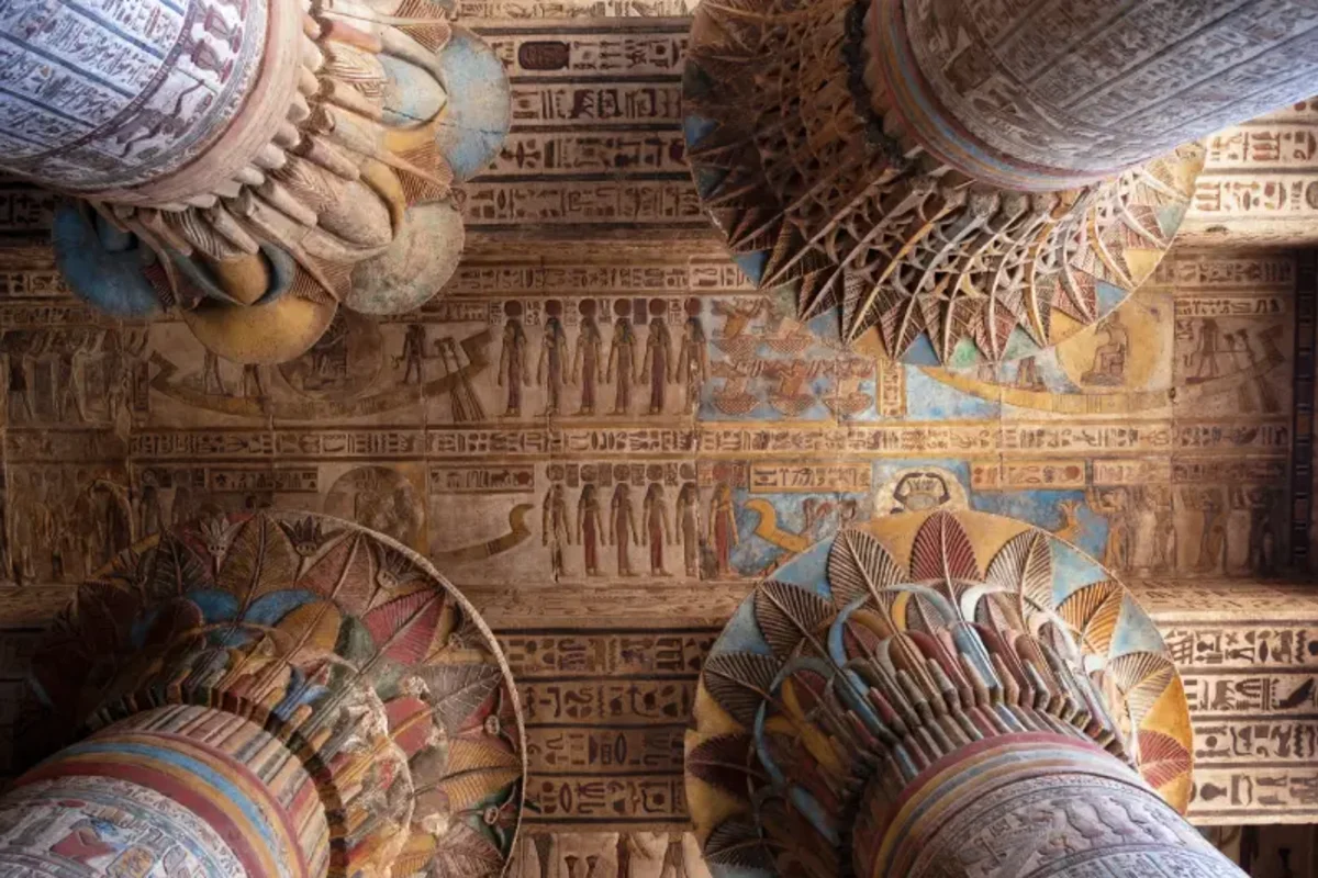 Farbige Säulenkapitelle und Deckenmalereien im Hathor-Tempel von Dendera