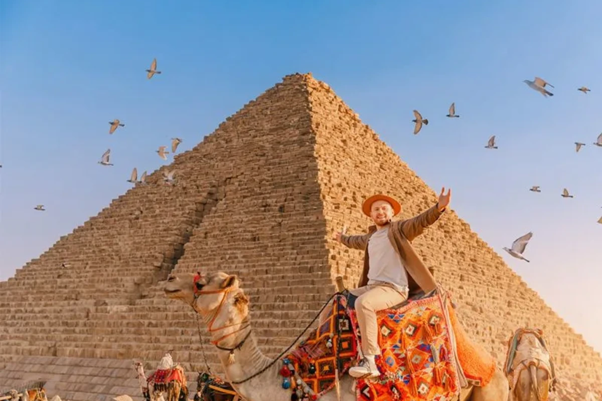Pyramiden von Gizeh bei Sonnenschein in Kairo