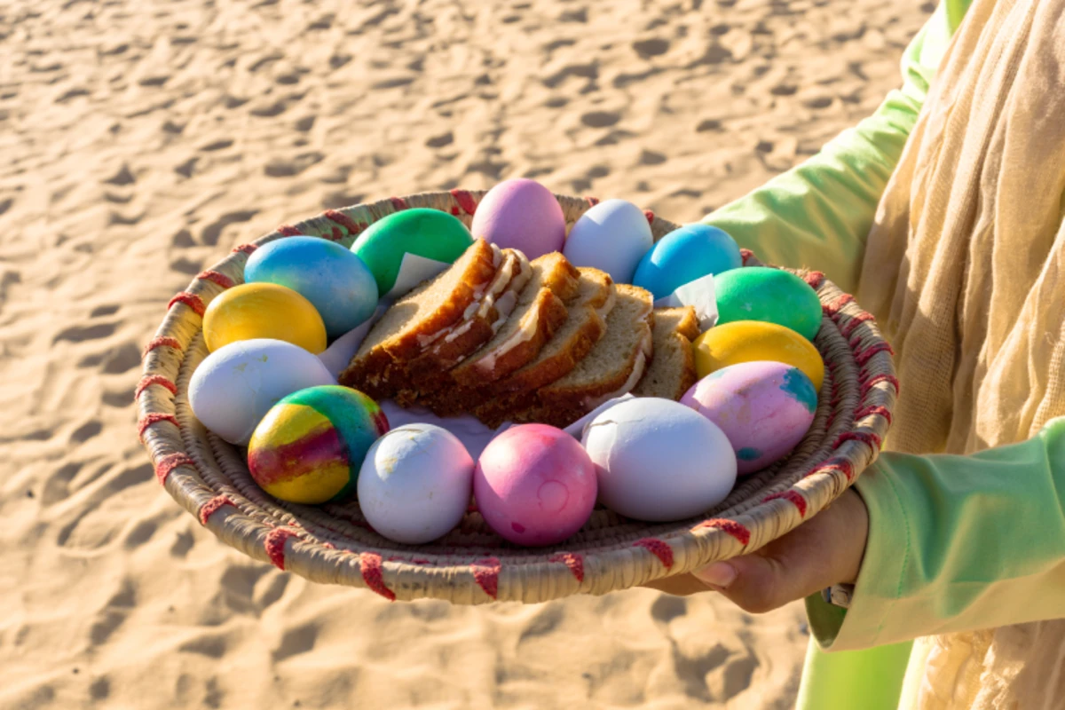Bunt gefärbte Eier und Frühlingszwiebeln zum Fest Sham El-Nessim