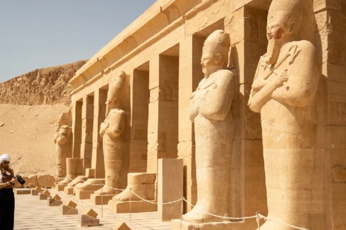 Wie waren ägyptische Tempel aufgebaut und welche Elemente hatten sie?