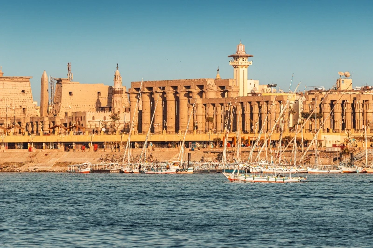 Die Schiffe am Nil in Oberägypten