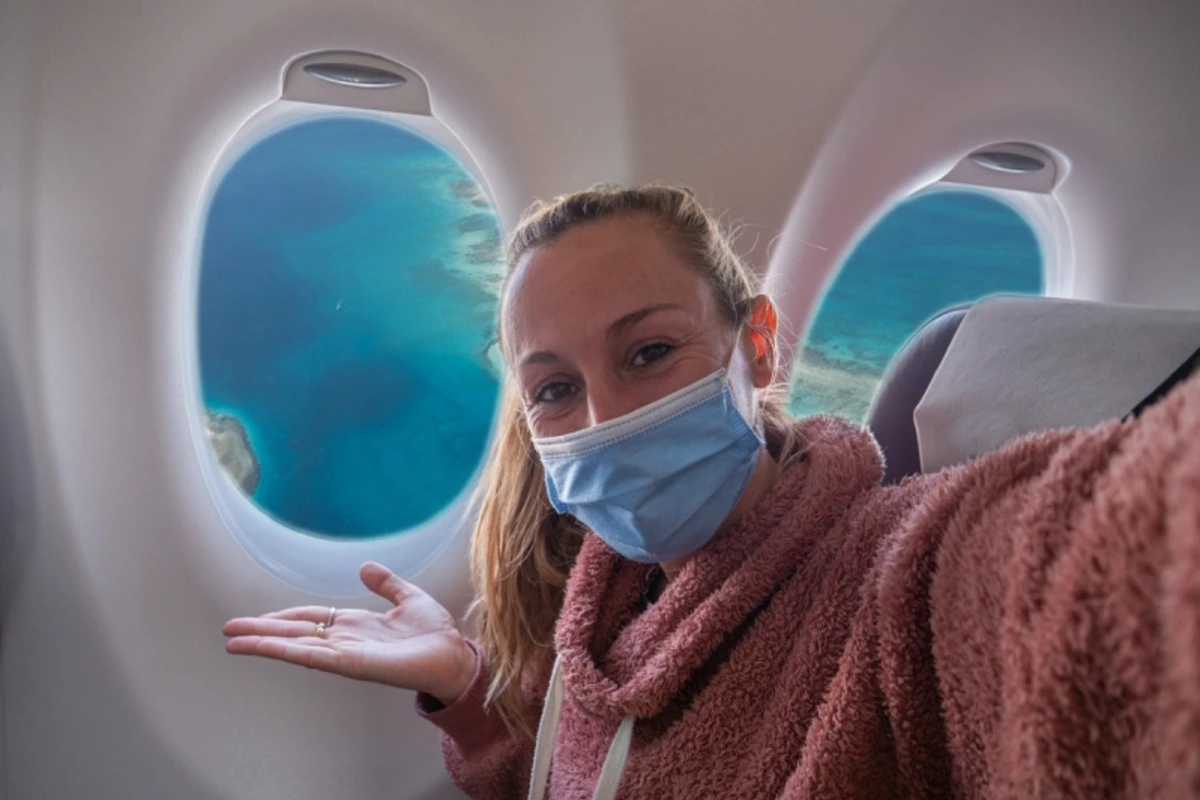 Frau, die mit dem Flugzeug reist, macht ein Selfie