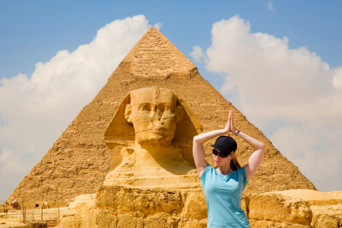 Frau an den Pyramiden