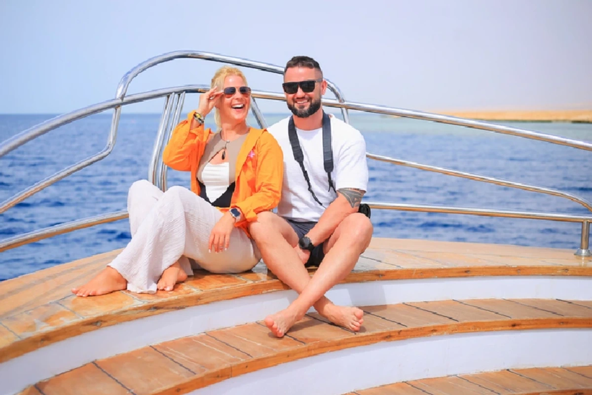 Glückliches Urlaubspaar auf einem Bootsausflug im Roten Meer in Ägypten bei sonnigem Wetter