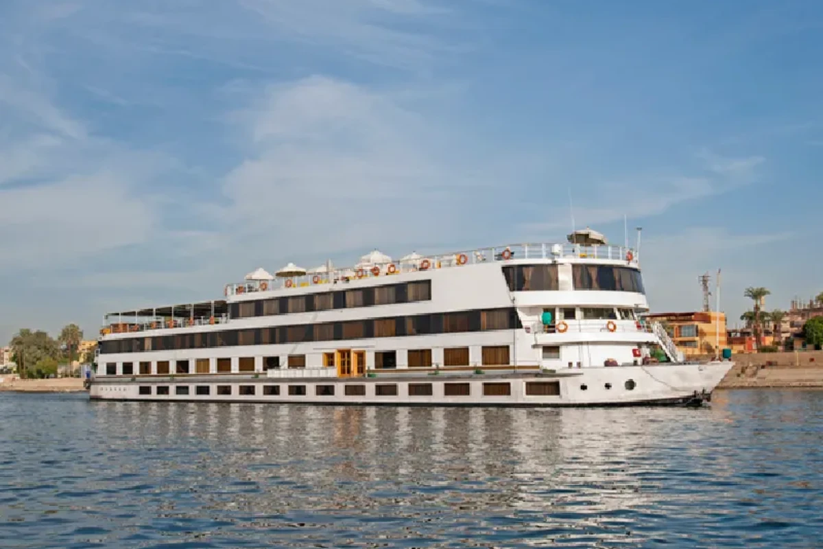 Gran barco de crucero navegando por el río Nilo, Viaje a Egipto Todo Incluido