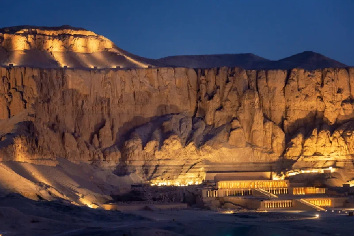 Vista nocturna del Templo de Hatshepsut, Viajes Organizados a Egipto