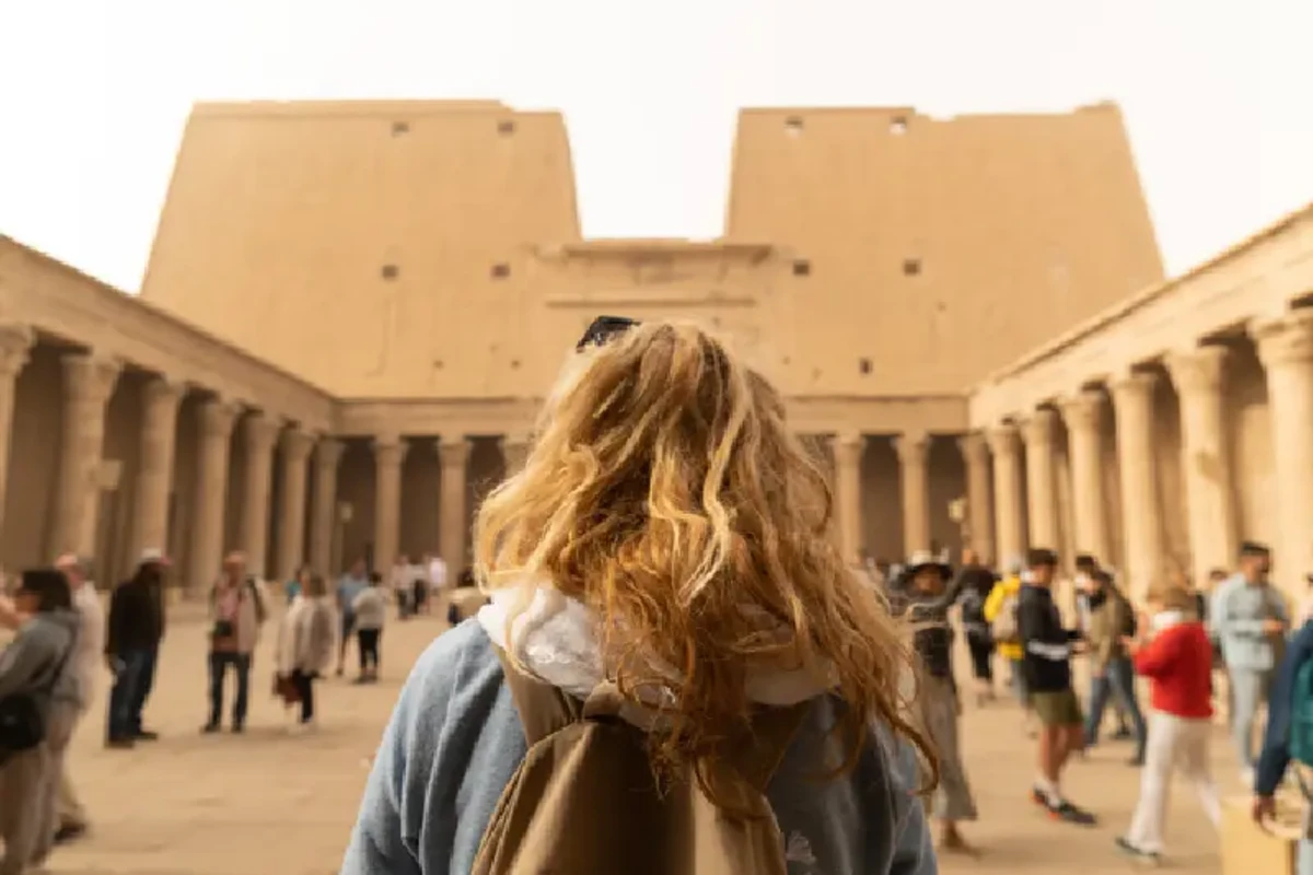 Turista caminando hacia el Templo de Horus en Edfu, Egipto , Viajes Organizados a Egipto