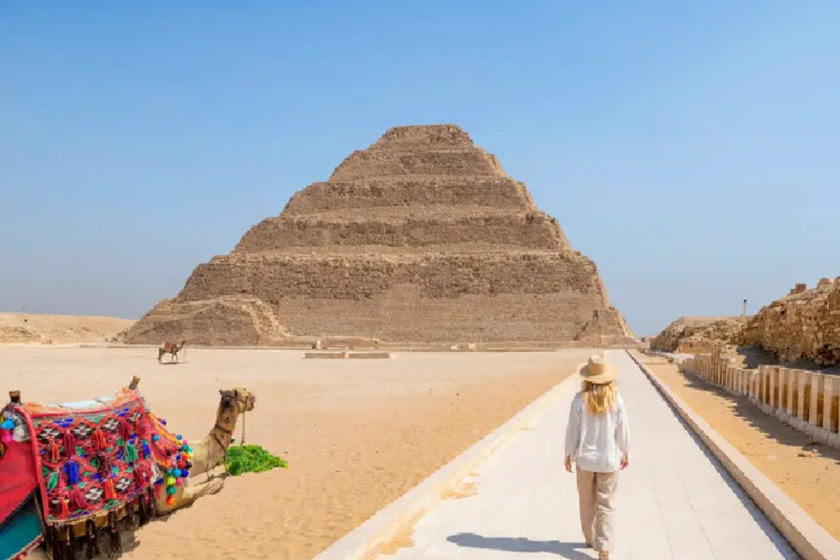 Camellos en la Pirámide Escalonada de Saqqara, Egipto , El mejor viaje organizado a Egipto