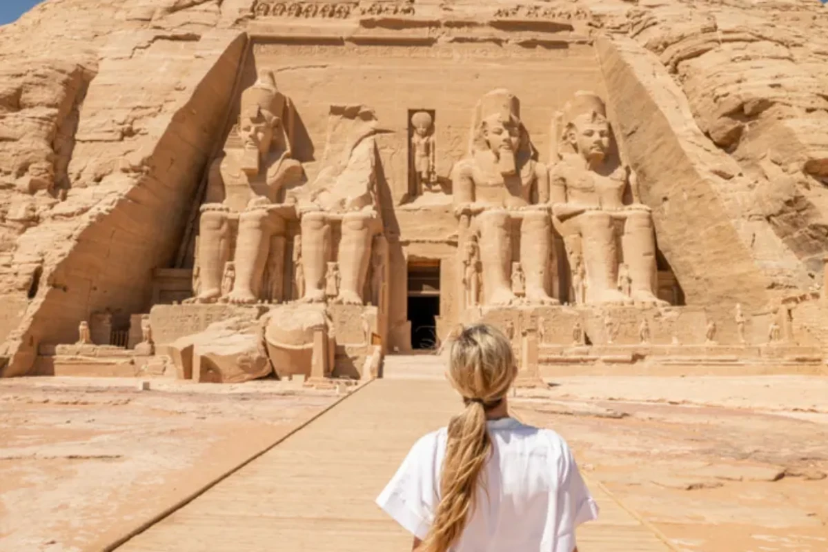 Mujer viajando por Egipto, mejores viajes a egipto