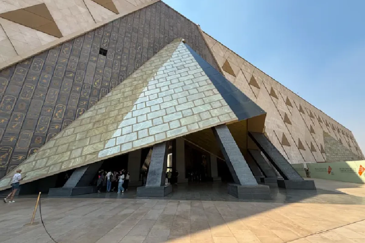 Entrada principal del Gran Museo Egipcio con arquitectura triangular moderna, Tour Egipto