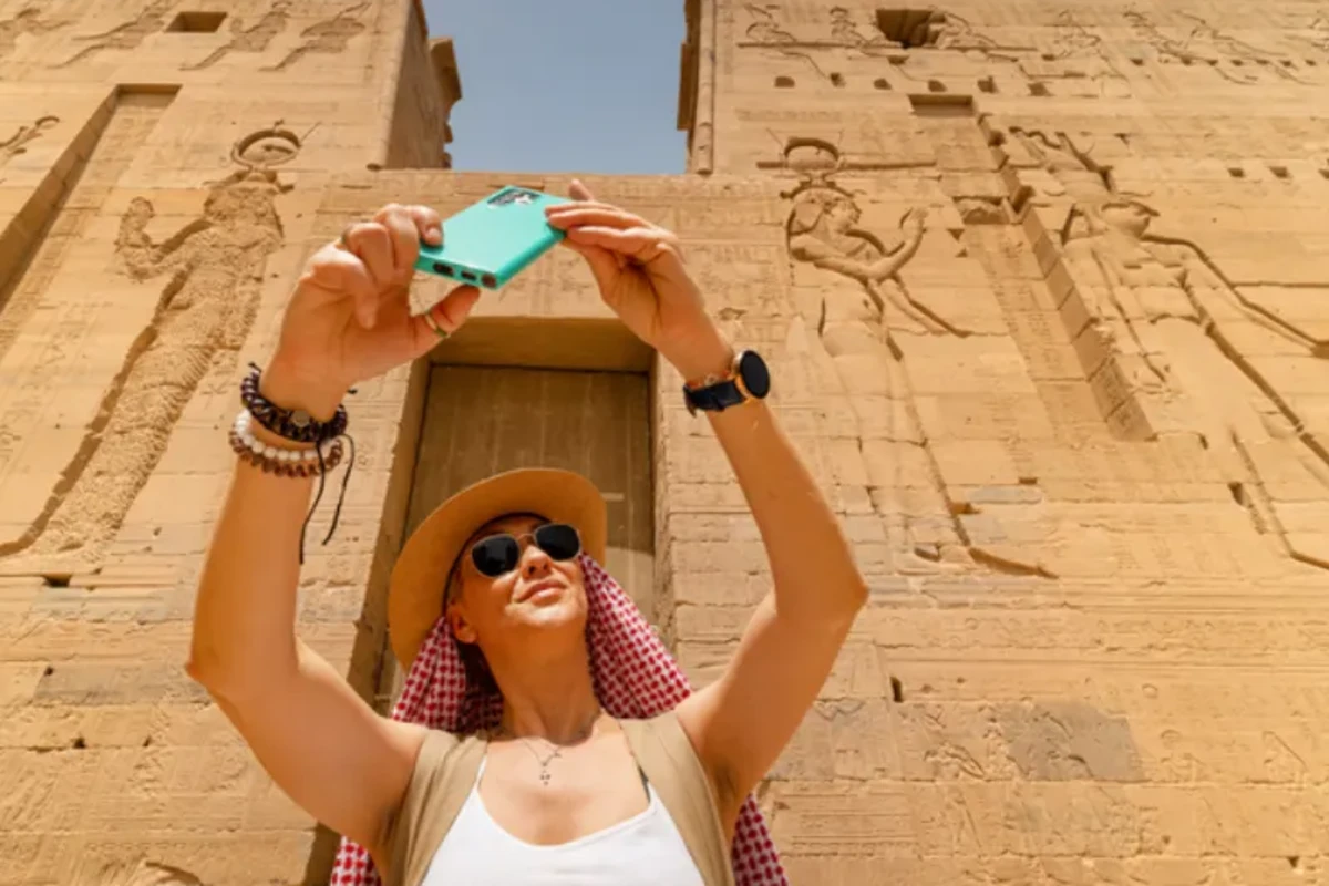 Mujer caminando por el Templo de Filae, también conocido como Templo de Isis, en Asuán, Egipto, Tour Egipto