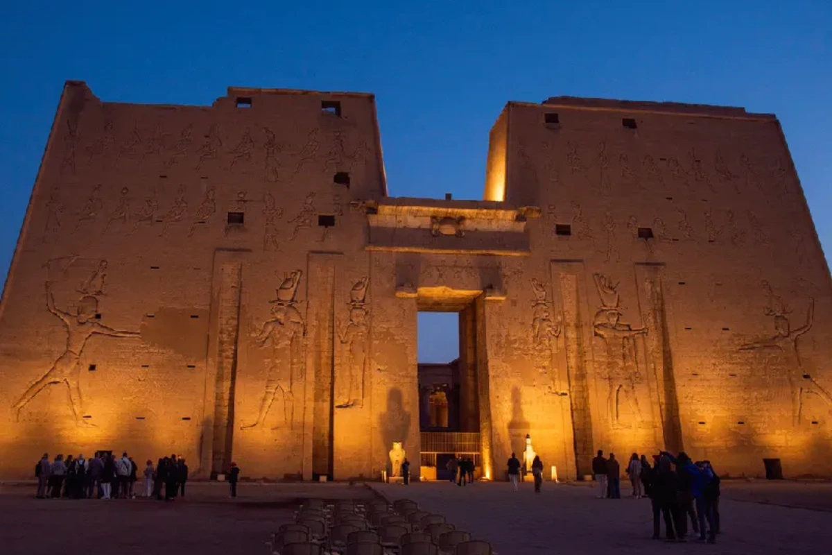 Templo de Edfu iluminado al amanecer, Tour Egipto