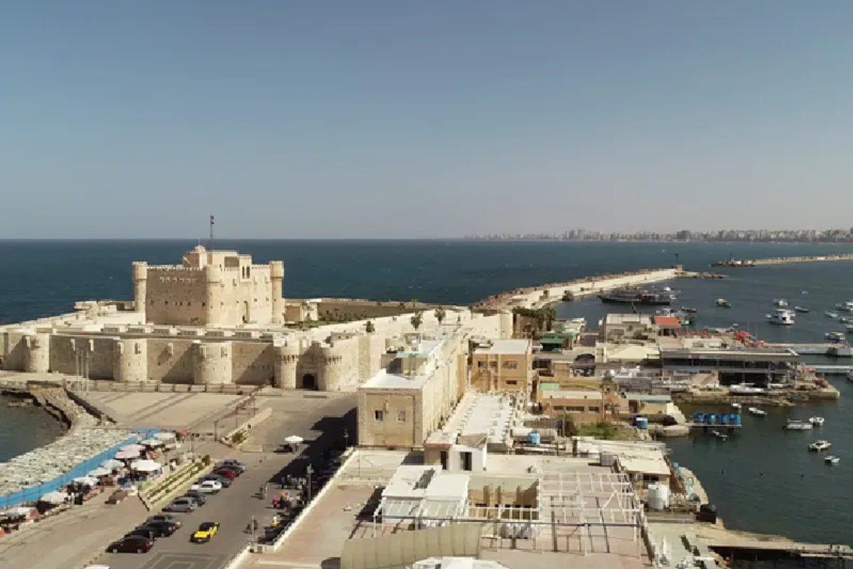 Vista aérea con dron de la costa de Alejandría, Egipto, y la Ciudadela de Qaitbay , viajes a el cairo todo incluido