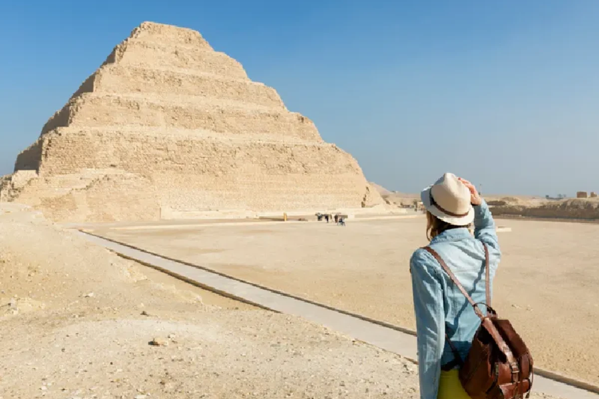 Una joven turista en la Pirámide Escalonada de Zoser, Saqqara, Egipto, viajes a el cairo todo incluido