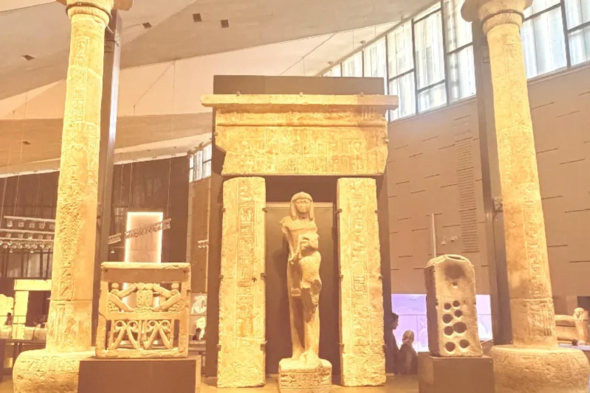 Interior del Gran Museo Egipcio con antiguas columnas, relieves y estatuas egipcias expuestas en sus galerías , viajes a el cairo todo incluido