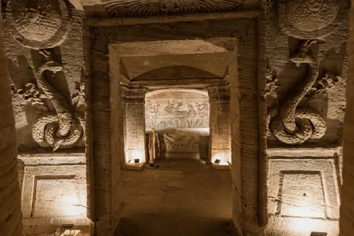 Vista interior de las antiguas Catacumbas de Kom El Shoqafa en Alejandría, viajes a el cairo todo incluido