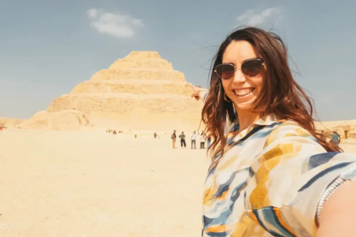 Turista tomándose un selfie con la Pirámide Escalonada de Zoser en Saqqara , Crucero por Egipto