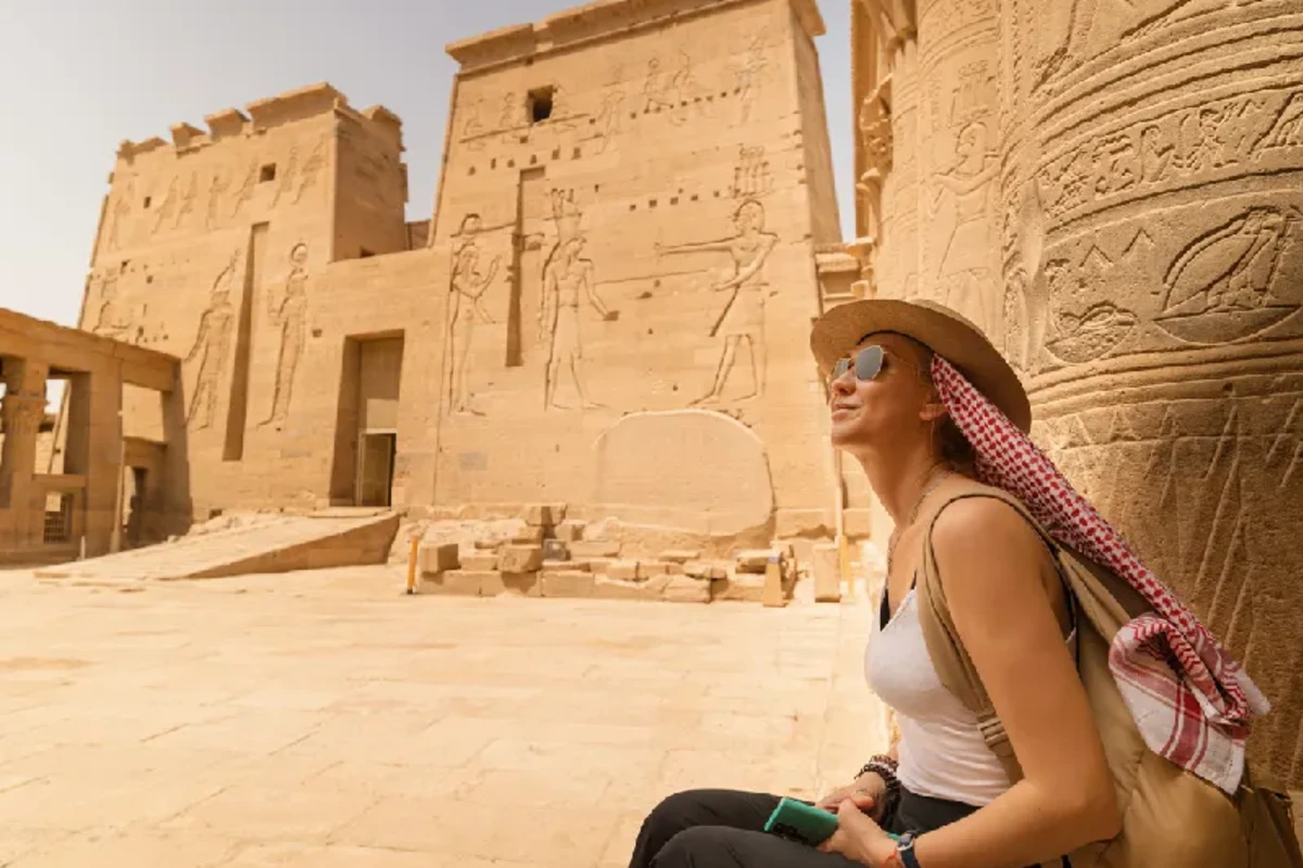 Mujer sentada en el Templo de Filae, también conocido como Templo de Isis, en Asuán, Egipto, Crucero por Egipto